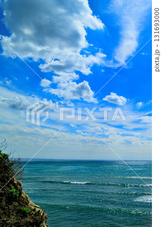 湘南海岸 稲村ヶ崎公園からの相模湾と秋の白い雲 131693000