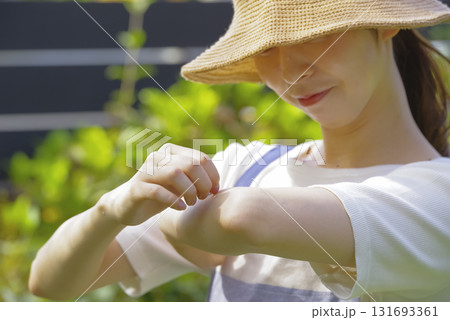 ガーデニング中に虫に刺され痒そうな女性 131693361