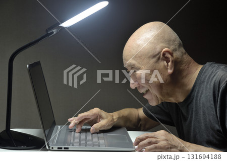 パソコンを操作する老人 パソコンを操作する老人 131694188