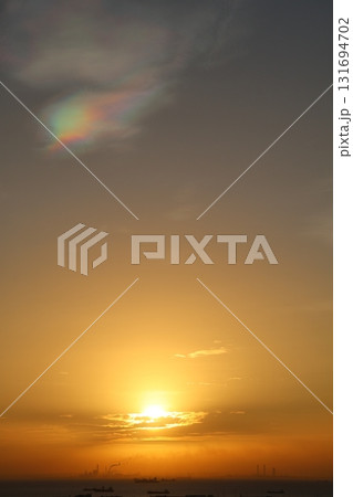 彩雲と朝日 彩雲と朝日 131694702