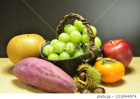 秋の食べ物 野菜と果物 秋の食べ物 野菜と果物 131694974