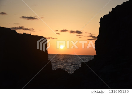 岩場から見る夕日 131695129