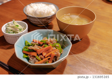 豚肉とピーマンの炒め物と味噌汁、ごはんの和風夕食 豚肉とピーマンの炒め物と味噌汁、ごはんの和風夕食 131695165