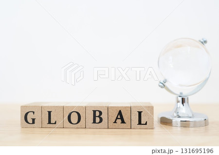 地球儀とGLOBALの文字。白背景にコピースペース。 131695196