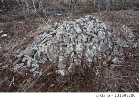 コンクリートブロックと残骸 131695280