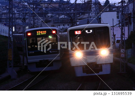 夕闇の多摩丘陵を背景にヘッドライトを灯して疾走する小田急8000形電車_2010/12/14撮影 夕闇の多摩丘陵を背景にヘッドライトを灯して疾走する小田急8000形電車_2010/12/14撮影 131695539