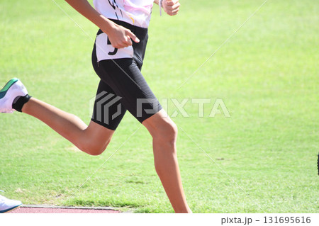 トラックを走るランナー トラックを走るランナー 131695616