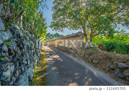 時代劇に出てきそうな京都府亀岡市千歳町毘沙門向畑に残る土塀 131695705