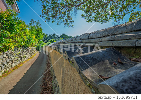 時代劇に出てきそうな京都府亀岡市千歳町毘沙門向畑に残る土塀 131695711