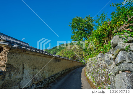 時代劇に出てきそうな京都府亀岡市千歳町毘沙門向畑に残る土塀 131695736