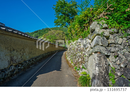 時代劇に出てきそうな京都府亀岡市千歳町毘沙門向畑に残る土塀 時代劇に出てきそうな京都府亀岡市千歳町毘沙門向畑に残る土塀 131695737