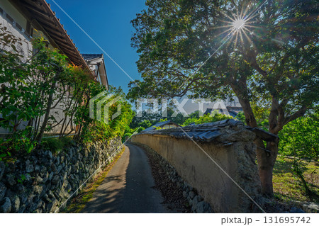時代劇に出てきそうな京都府亀岡市千歳町毘沙門向畑に残る土塀 131695742