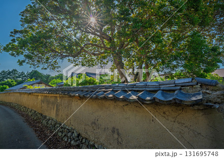 時代劇に出てきそうな京都府亀岡市千歳町毘沙門向畑に残る土塀 131695748