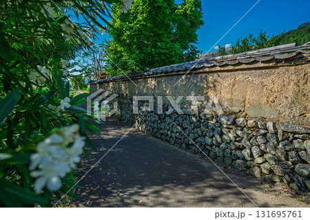 時代劇に出てきそうな京都府亀岡市千歳町毘沙門向畑に残る土塀 時代劇に出てきそうな京都府亀岡市千歳町毘沙門向畑に残る土塀 131695761