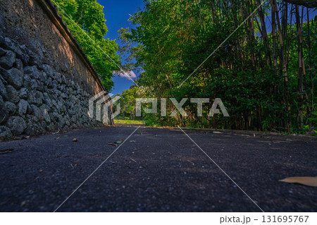時代劇に出てきそうな京都府亀岡市千歳町毘沙門向畑に残る土塀 131695767