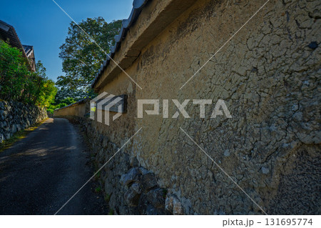 時代劇に出てきそうな京都府亀岡市千歳町毘沙門向畑に残る土塀 131695774