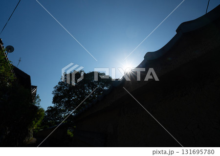 時代劇に出てきそうな京都府亀岡市千歳町毘沙門向畑に残る土塀 131695780