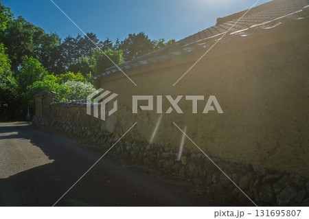 時代劇に出てきそうな京都府亀岡市千歳町毘沙門向畑に残る土塀 131695807