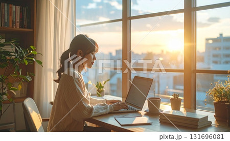 自然光あふれる部屋で副業する女性｜穏やかな在宅ワークシーン 131696081