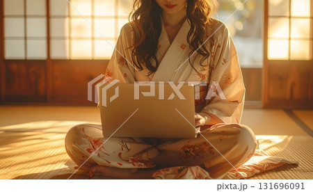 和室で副業する女性の写真｜和モダン・落ち着く在宅ワークシーン 131696091