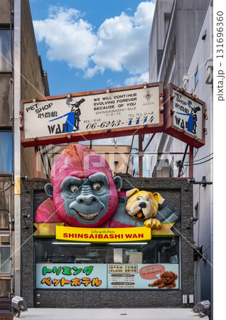 [大阪・心斎橋] ゴリラと犬の頭をあしらった大胆な3D看板を目印としたペットショップ。 131696360