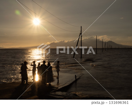 煌めく青春と過ぎ去りし日の夕凪 131696361