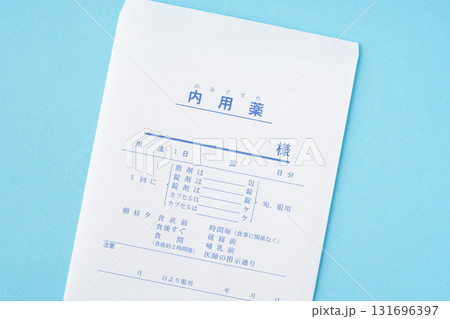 水色背景に内用薬用の薬袋のクローズアップ 水色背景に内用薬用の薬袋のクローズアップ 131696397