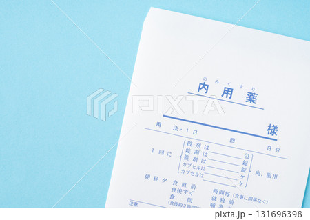 水色背景に内用薬用の薬袋のクローズアップ 水色背景に内用薬用の薬袋のクローズアップ 131696398
