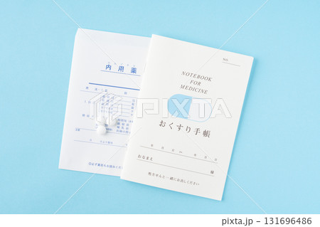 水色背景におくすり手帳と薬 131696486
