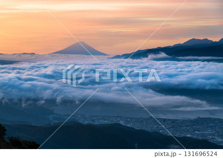 高ボッチ高原から諏訪湖の雲海に浮かぶ夜明けの富士山 131696524