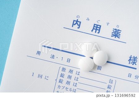 薬袋と錠剤のクローズアップ 131696592