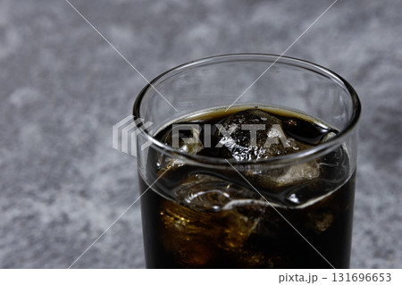 アイスコーヒー グラスに注がれたアイスコーヒー アイスコーヒー グラスに注がれたアイスコーヒー 131696653
