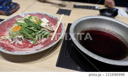 新鮮な刺身の盛り合わせ 131696996