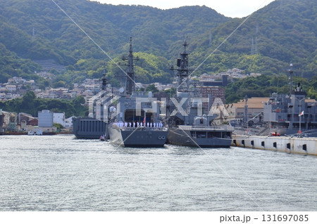 呉の街並みと護衛艦上で整列する自衛官の景色（広島県呉市） 131697085