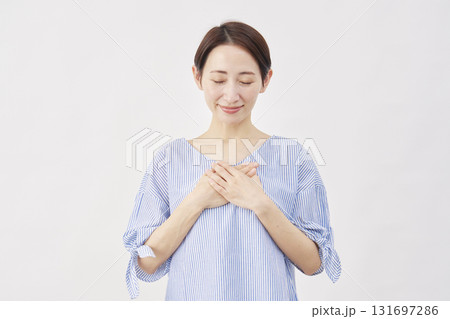 女性　ミドルエイジ　安心する　白背景 131697286