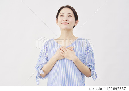 女性　ミドルエイジ　安心する　白背景 131697287