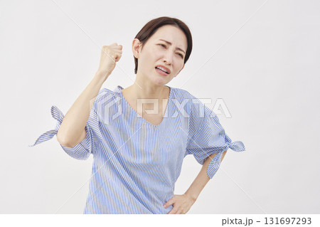 女性　ミドルエイジ　クレーマー　白背景 131697293