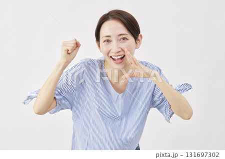 女性 ミドルエイジ 応援する 白背景 女性 ミドルエイジ 応援する 白背景 131697302