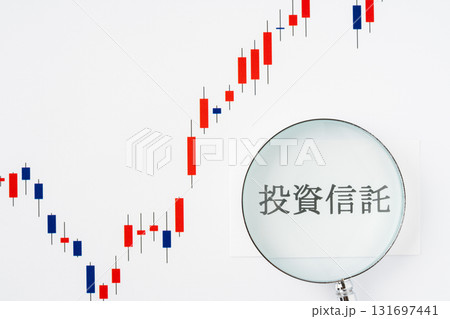 白背景に虫眼鏡で拡大した投資信託の文字とローソク足チャート 白背景に虫眼鏡で拡大した投資信託の文字とローソク足チャート 131697441