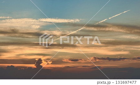 飛行機雲のある風景 131697477