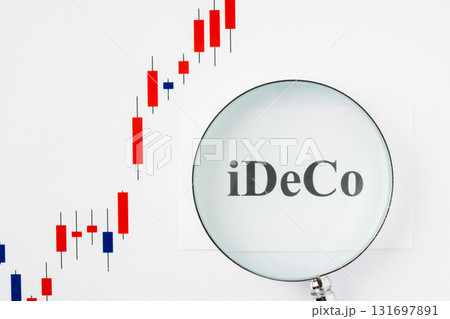 白背景に虫眼鏡で拡大したiDeCo(イデコ)の文字とローソク足チャート 白背景に虫眼鏡で拡大したiDeCo(イデコ)の文字とローソク足チャート 131697891