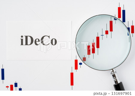 白背景にiDeCo(イデコ)の文字と虫眼鏡で拡大したローソク足チャート 白背景にiDeCo(イデコ)の文字と虫眼鏡で拡大したローソク足チャート 131697901