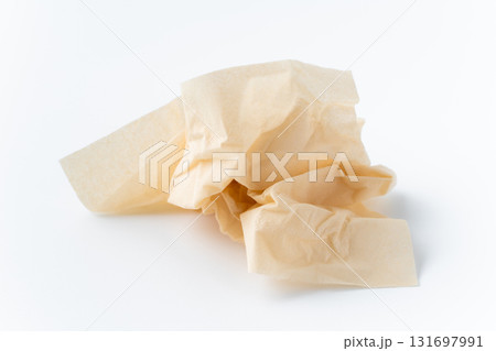 白背景に丸めた竹製のティッシュペーパー 131697991