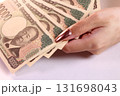 1万円札と女性の手 131698043
