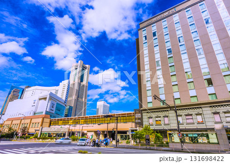 日本の横浜都市景観10月5日。桜木町駅や桜木町二丁目交差点、横浜ランドマークタワーなどを望む 131698422