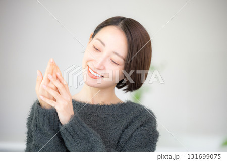 手にクリームを塗ったりケアをする女性 131699075