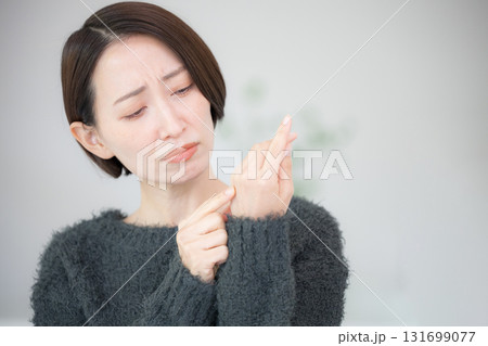 手にクリームを塗ったりケアをする女性 手荒れで困る 手にクリームを塗ったりケアをする女性 手荒れで困る 131699077