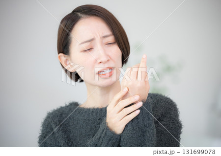 手にクリームを塗ったりケアをする女性 手荒れで困る 手にクリームを塗ったりケアをする女性 手荒れで困る 131699078