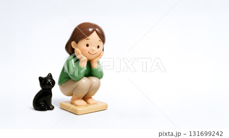 体重計に乗る女性と黒猫 体重計に乗る女性と黒猫 131699242