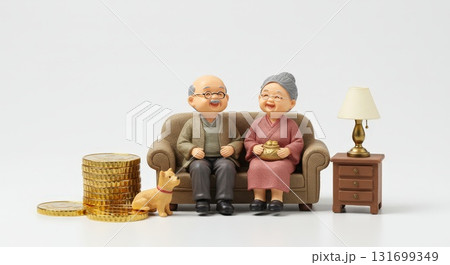 金の価格上昇で資産運用で老後の快適な生活を楽しむ高齢者のフィギアのミニチュア 131699349